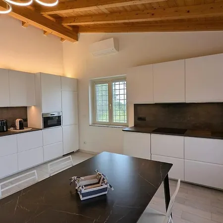 Villa Countryside Retreat With Distant Sea View *