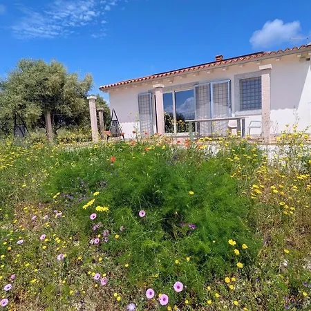 빌라 Private Countryside Retreat, Distant Sea View
